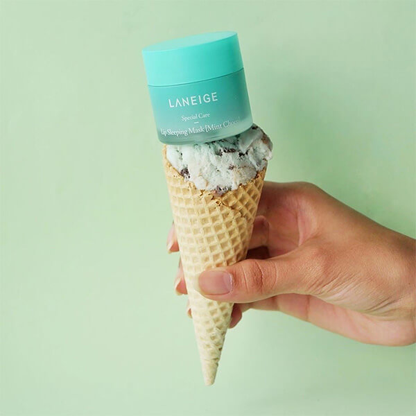 Laneige Lip Sleeping Mask #Choco Mint 8 g มาส์กบำรุงริมฝีปากแบบข้ามคืนสูตรใหม่ล่าสุด !! ขายดีจนกลายเป็นสินค้าหายากของเกาหลี หากอยากมีริมฝีปากเด้งดึ๋งเหมือนเยลลี่ พร้อมนุ่มชุ่มชื่นขนาดนี้ละก็ ห้ามพลาดเด็ดขาด !  ไม่ว่าจะใช้เป็นมาสก์ข้ามคืน ฟื้นฟูเรียวปาก หรือมาสก์เร่งด่วนก่อนไปงาน โดยทา 10-15 นาที ก็สวยเด้งได้รวดเร็ว